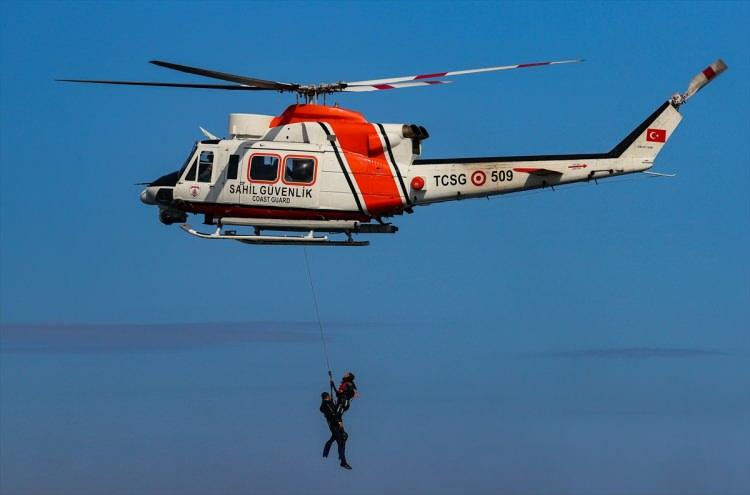 <p>Sudaki bir kazazede, Kara Kuvvetleri Komutanlığına ait arama kurtarma helikopterinden vinç yardımıyla indirilen yüzücü kurtarıcı tarafından helikoptere taşındı.</p>
<p> </p>
<p> </p>
<p> </p>
<p> </p>