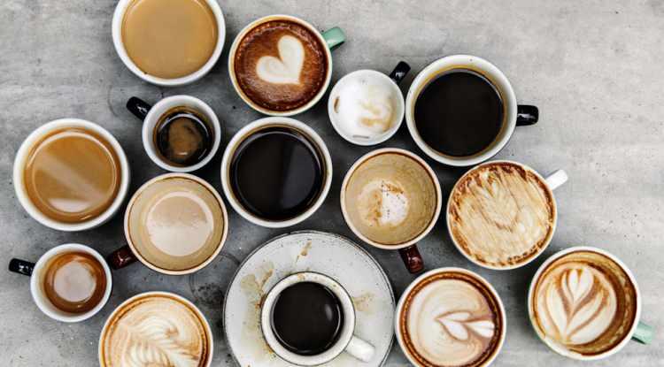 <p><span style="color:#000000"><strong>Kahve tiryakilerinin güne başlarken ve günün her saati tükettiği kahve en lezzetli alışkanlık yapan içeceklerin başında geliyor. Son zamanlarda birçok farklı çeşidi hazırlanan kahvenin içeriğine göre kalori miktarı da artıyor. Kilo almak istemeyen birçok kişi internette kahve çeşitlerinin kaç kalori olduğunu merak ediyor. Peki hangi kahve kaç kalori? En çok içilen kahvelerin kalori tablosunu sizler için derledik.</strong></span></p>
