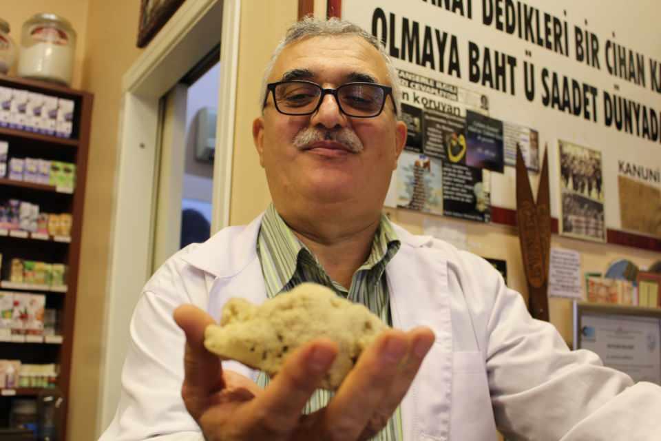 <p>Aktarlarda kilosu 4 bin liraya satılan deniz süngerleri asırlardır rağbet görmeye devam ediyor. Su diplerinde, zemin, kaya ve hayvan kabuklarına yapışarak yaşayan deniz süngerinin kıymetini sadece çok az insan biliyor. Cilt aknelerini yok eden süngerleri dalgıçlar deniz dibinden çıkarıyor.</p>