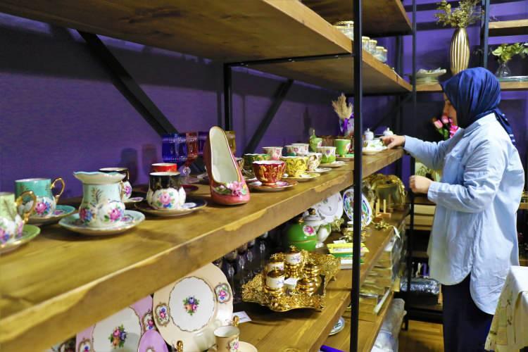 <p>Her ürünü yaparken ayrı bir heyecan duyduklarını ifade eden Dilber, “Hazırlarken, paketlerken, kargo geldiğinde, kargo giderken. Kendimize yapıyormuş gibi yada kendimize alıyormuş gibi düşünüyoruz. Evimizi atölyeye dönüştürdük. Nakış odamız, boyama odamız var, teşhir odamız var” şeklinde konuştu.</p>
