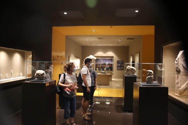 <p>Kültür ve Turizm Bakanı Mehmet Nuri Ersoy tarafından açılışı yapılan Karahantepe Sergi Salonu, Şanlıurfa Arkeoloji Müzesi'nde ziyaretçilerini ağırlıyor.</p>
