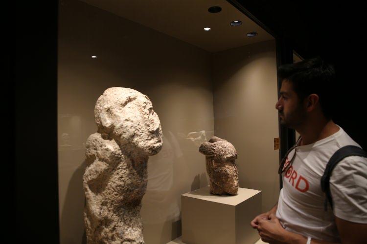 <p>Karahantepe'nin tanıtımının ardından arkeoloji ve tarih meraklılarının müzeye akın ettiğini vurgulayan Uludağ, şöyle konuştu:</p>
<p>"Müzemizde Karahantepe'ye ait şimdilik 28 eser sergilenmektedir.</p>
