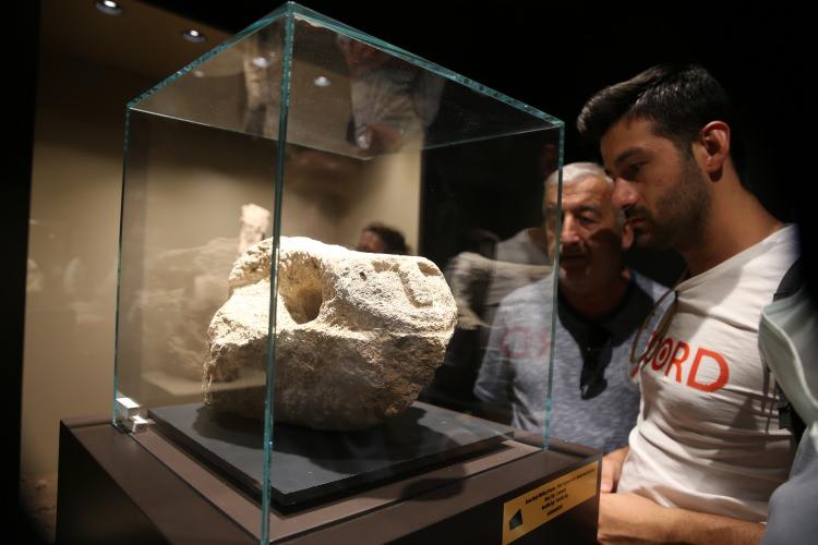 <p>Bu eserler çok nitelikli ve önemli eserlerdir. Eserler arasında özellikle insan ve hayvan başları, taş tabakalar ve totemler bulunuyor. Karahantepe'nin tanıtımından hemen sonra serginin açılması ziyaretçilerin büyük ilgisini çekti. </p>