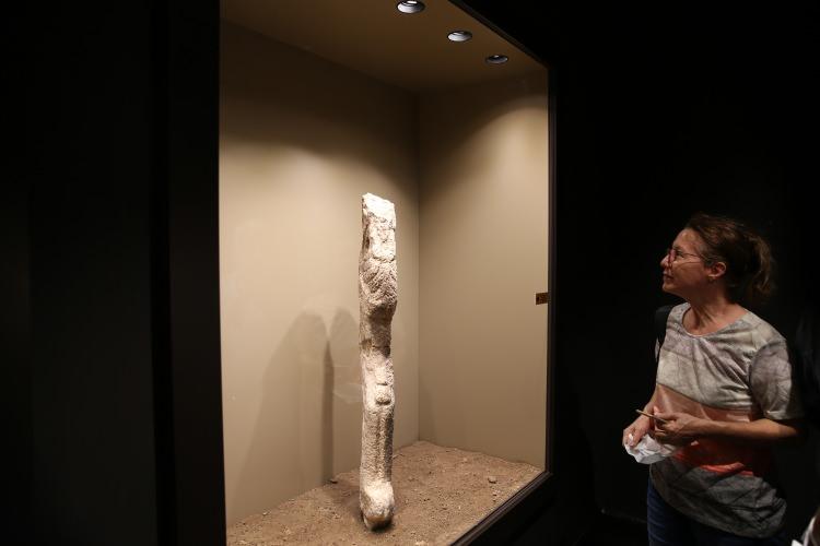 <p> Göbeklitepe'de de bu ziyaretçi yoğunluğu görülmektedir. Karahantepe'ye gidemeyen ziyaretçiler, sergiyi gezerek ören yeri hakkında yeterli bilgiye sahip olabiliyor."</p>
