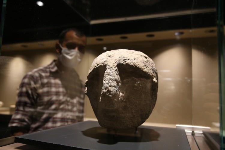 <p>Göbeklitepe'den sonra Karahantepe ciddi anlamda ilgimizi çekti. Karahantepe'de daha farklı modern yapılar var. Daha ileri safhaya geçildiğini gösteren yapılar meydana çıkmış. Çok ilgimizi çekti. </p>