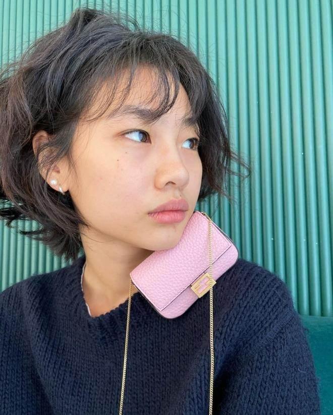 <p><span style="color:#000000"><strong>"ONU İZLEMEK RUH HALİMİ İYİLEŞTİRİYOR"</strong></span></p>
<p><strong>27 yaşındaki oyuncu HoYeon Jung, "Son zamanlarda Wolverhampton'da oynayan Hwang Hee Chan'a kafayı taktım. Onu izlemek ruh halimi iyileştiriyor" dedi. Premier Lig'de Wolverhampton forması giyen Güney Koreli Hwang Hee Chan, santrforda oynuyor.</strong></p>