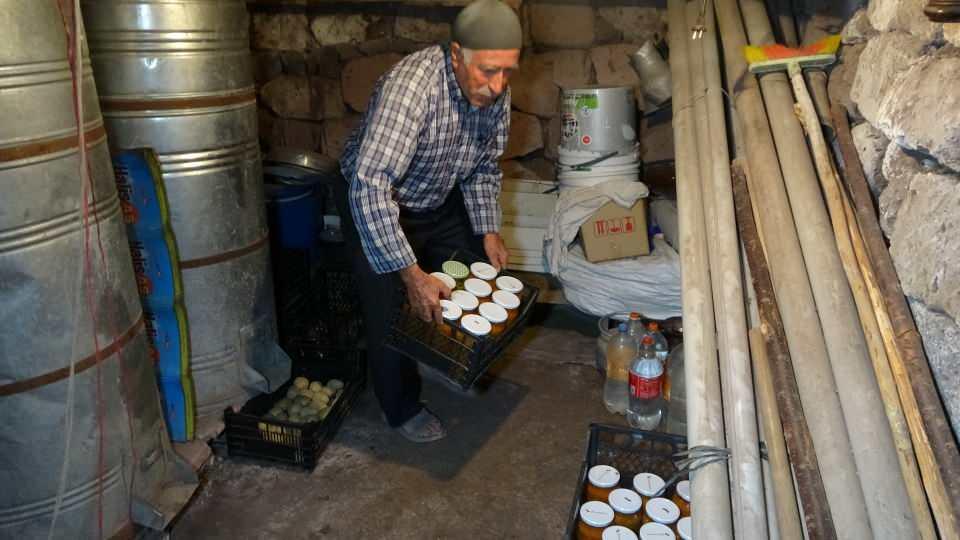 <p><strong>“Dolaptan daha sağlıklı ve daha koruyucu”<br />
​</strong><br />
Kiler geleneğinin atalarından kalma olduğunu vurgulayan kadınlardan Zekiye Gül ise “Burası buzdolabından daha iyi. Kışlık erzaklarımızı burada saklıyoruz. </p>
