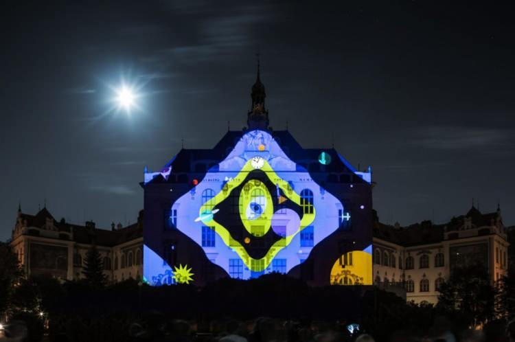 <p>2010 yılında The Macula ve Martin Posta tarafından Prag'da bulunan tarihi eski şehir meydanındaki Astronomik Saat'in 600'üncü yıl dönümü için hazırlanan video haritalama gösterisinin başarısından sonra, Çekya'da aydınlatma sanatının daha geniş kapsamlı bir şekilde sunulması fikri oluştu.</p>
