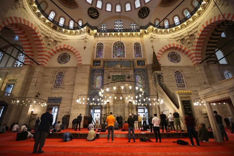 <p>Süleymaniye Külliyesi, Evliya Çelebi'nin Seyahatnamesinde de yer almaktadır. Evliya Çelebi Seyahatnamesinde caminin inşa sürecini uzun uzun anlatmıştır. </p>