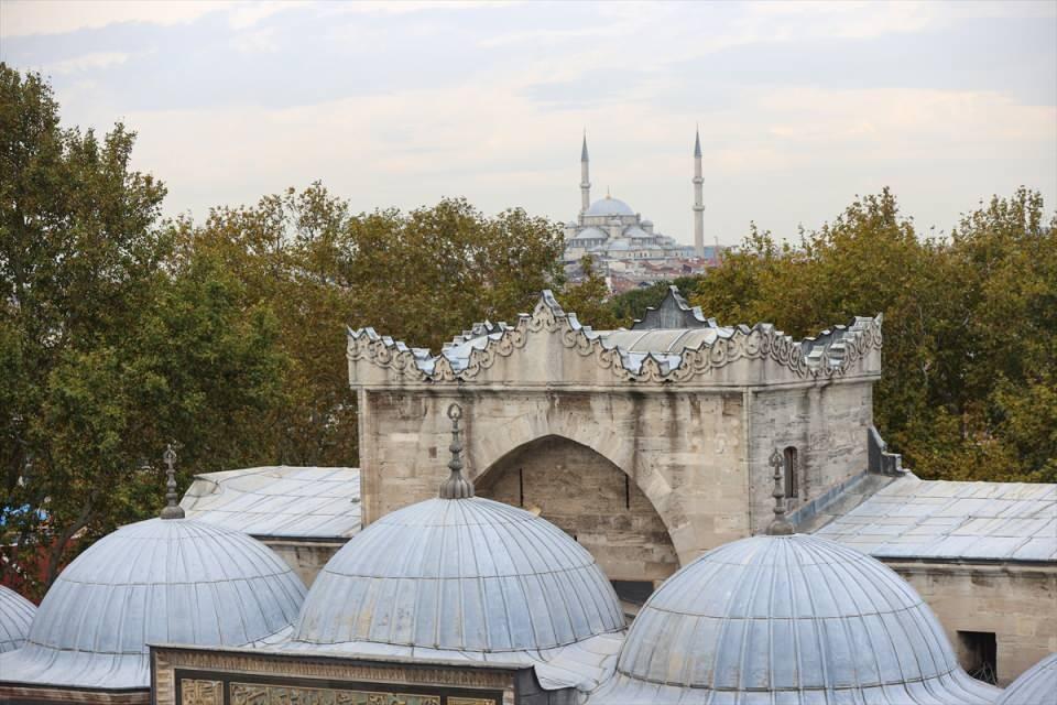 <p>Çünkü kandiller is biriktirmekte ve etrafı karartmaktaydı. Mimar Sinan yaptığı sistemle tüm isleri bu odaya toplamayı başarmıştır. Bu da bir mühendislik harikasıdır. </p>