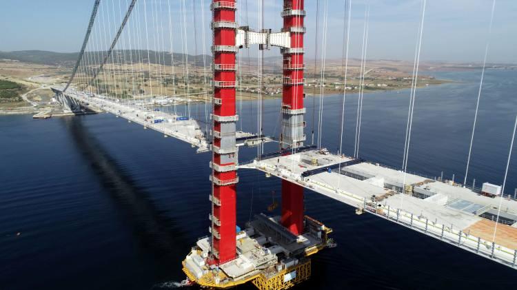 <p>1915 Çanakkale Köprüsü'nün temelini, 18 Mart 2017'de Cumhurbaşkanı Recep Tayyip Erdoğan attı. Aradan geçen 4,5 yıllık sürede köprü, tamamlanma aşamasına geldi. 5 ay sonra, 18 Mart 2022'de, hizmete açılması planlanan 1915 Çanakkale Köprüsü araç geçiş yolunun son tabliye montajında kaynağı da Cumhurbaşkanı Erdoğan'ın 13 Kasım'da yapması planlanıyor.</p>
