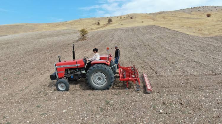 <p>Mastır ve doktora çalışmalarımı orada bitirdim. 2000 yılında tekrar Türkiye’ye dönüş kararı aldım. Çünkü biz buna memleket hasreti diyelim. Geldikten sonra uzun yıllar Ankara’da yaşadım. </p>