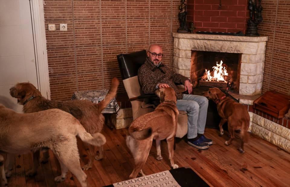 <p>Ev işlerinde bana yardım eden bir çalışanım var. Bu ablamız her gün büyük bir kazanda tavuk boynu, tavuk ciğeri veya dana işkembesi kaynatıyor, daha sonra bu kazana bulgur, pirinç veya makarna ve biraz da sebze ekliyoruz. </p>