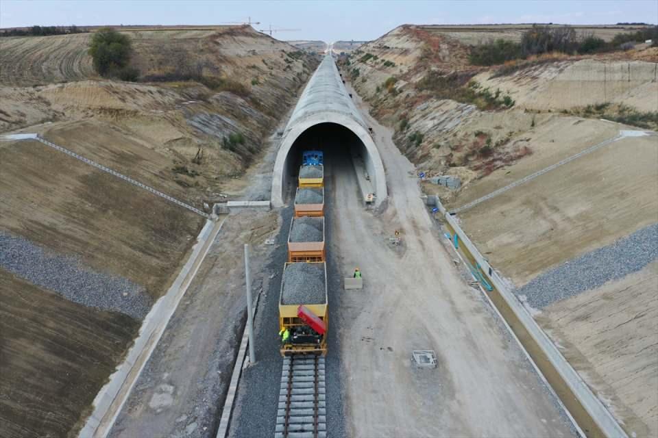 <p>AK Parti Edirne İl Başkanı Belgin İba, hızlı tren şantiyesinde incelemede bulundu.</p>

<p> </p>
