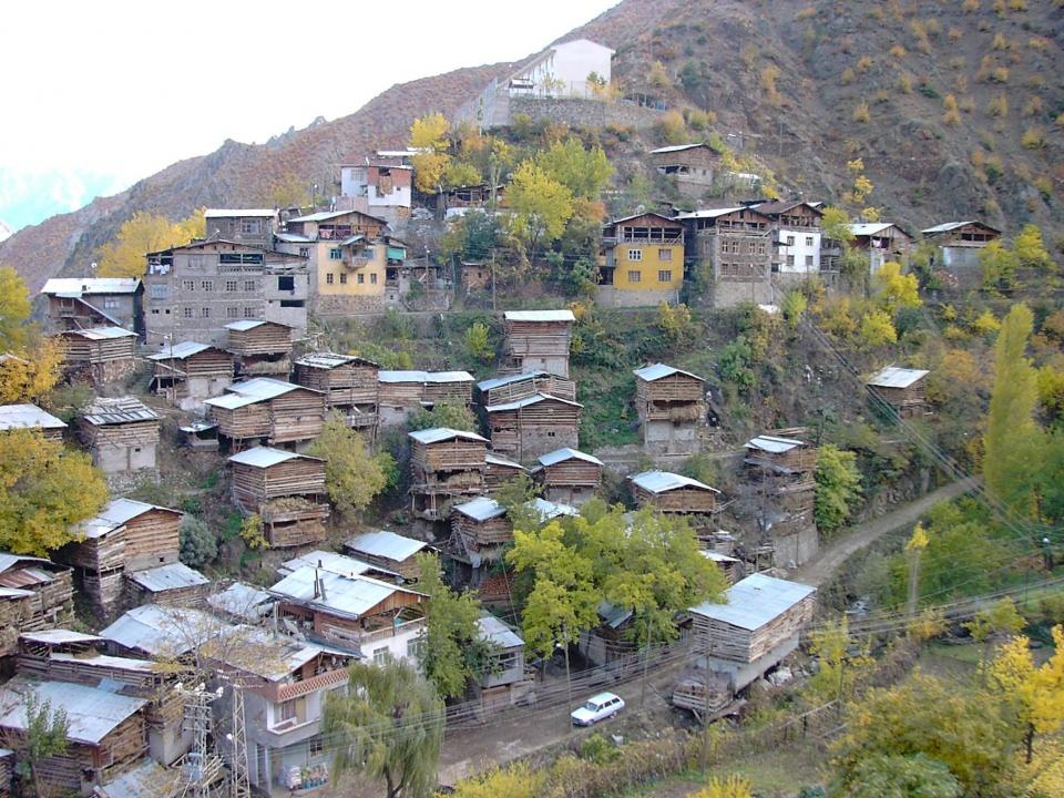 <p> 7 blok, 42 konut yapılıyor, 64 adet de çift kat olmak üzere, ahır ve samanlık yapılıyor. 96 metrekare olan evler, köy yaşamına uygun aynı zamanda modern donanıma sahip” dedi.</p>