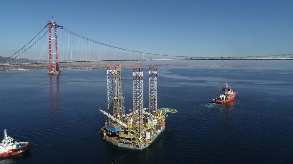 <p>Platforma geçirilişi sırasında 'Kurtarma-3', 'Kurtarma-4', 'Kurtarma-13' ve 'Kurtarma-15' römorkörleri ile KEGM-9 Acil Müdahale Botu da eşlik etti.</p>