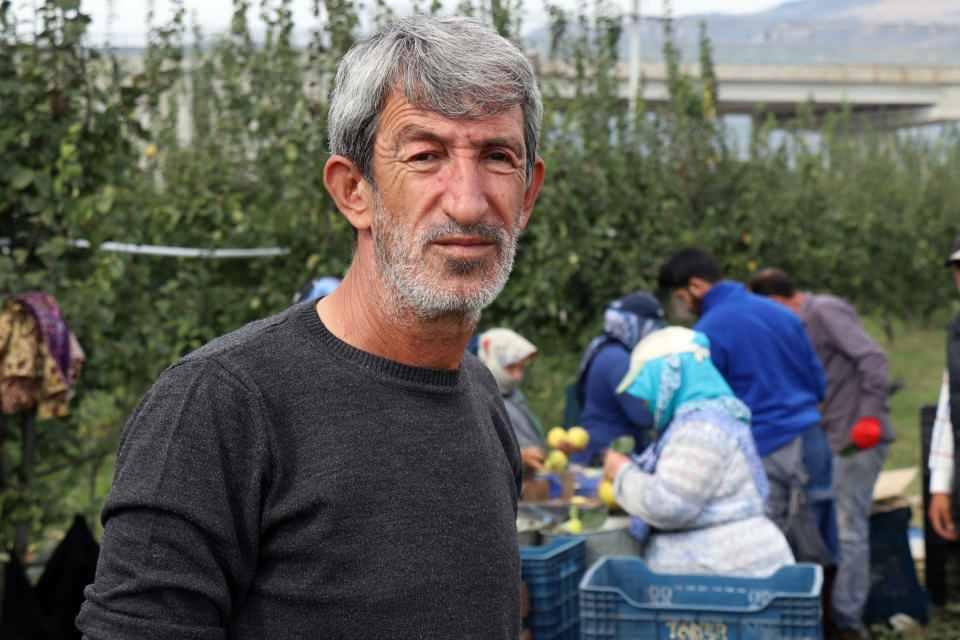<p><strong>Ülkenin yüzde 65'lik ihtiyacını karşılıyor</strong><br />
<br />
Ayvanın bu seneki rekoltesinin yüksek olduğunu belirten Pamukova Ziraat Odası Başkanı Yaşar Ulukaya ise, “Ülkemizin ayva ihtiyacının yaklaşık yüzde 65’ini Sakarya bölgesi yetiştiriyor. Bununda yaklaşık 60 bin tonunu Geyve ve Pamukova bölgesi yetiştiriyor. Ayvanın kayıt altında olan rekoltesi ise 13 bin dekar alan üzerinde yıllık 60 bin ton civarında ve bu seneki rekolte biraz daha yükseklerde 65 bin tonlara çıkarabiliriz.</p>
