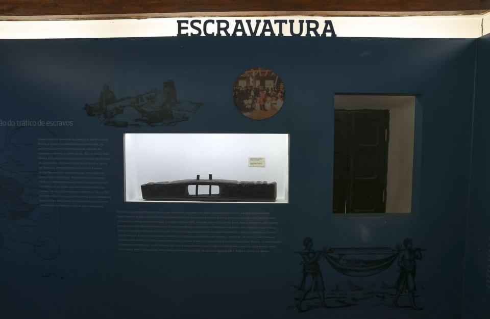 <p>Ayrıca müzede, binecekleri gemiyi beklerken Portekizli efendisi tarafından dinini değiştirmeye zorlanan Afrikalıların vaftiz edildiği 18. yüzyıla ait kazanlar da yer alıyor.</p>

<p> </p>
