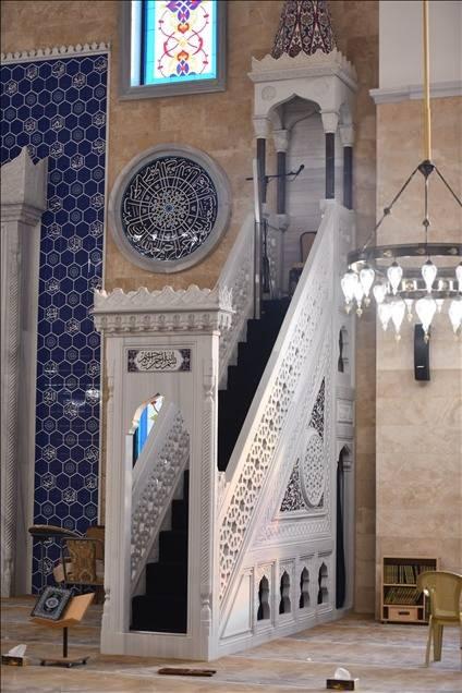 <p>Kuveyt'in güneyindeki Havalli ilinin Salmiye bölgesinin süsü haline gelen ve "Altın Cami" diye de anılan Bedriye Nasır el-Ciyan Camisi, Osmanlı mimarisi ile yerel üslubu birleştiriyor. </p>
