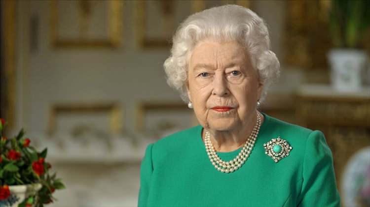 <p><span style="color:#800080"><strong>İngiltere Kraliçesi II.Elizabeth'in doğum günü yılda iki kez olacak şekilde kutlanmaktadır. 21 Nisan 1926 yılında dünyaya gelen Kraliçe'nin resmi doğum günü ise Haziran'ın ikinci Cumartesi günü kutlanmaktadır. 1400'den fazla asker, 200 at ve 400 müzisyenin katılım sağladığı resmi doğum günü "renk birliği" ismiyle anılmaktadır.</strong></span></p>
