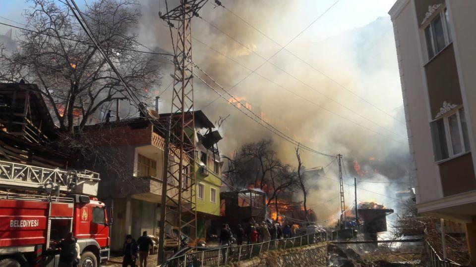 <p>Çevre ve Şehircilik Bakanlığınca Dereiçi köyünde yanan alanları, kentsel dönüşüm alanı ilan ederken, İçişleri Bakanlığı ise yanan alan için afet bölgesi kararı almıştı. </p>

<p> </p>
