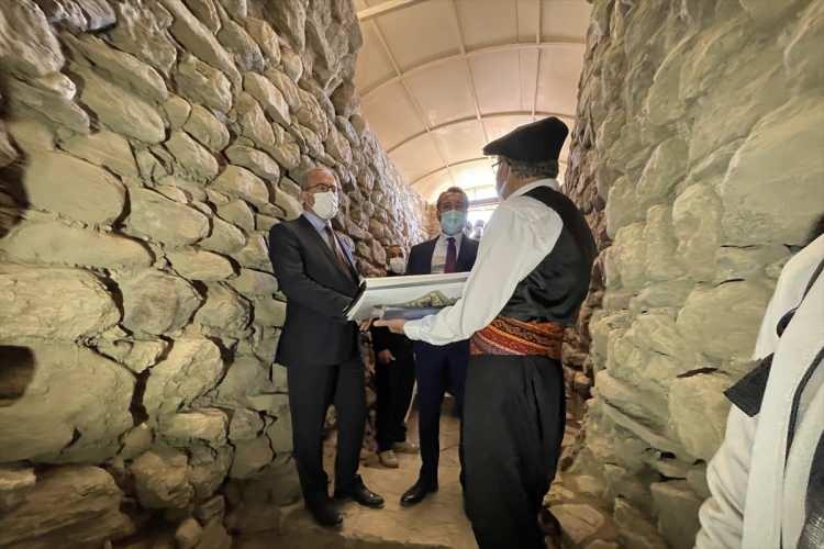 <p>"İçinde bulunduğumuz Orta Mahalle'nin restorasyon projesi bitti, ayrıca aslında su sarnıcı olan zindan bölümü ve Balak Gazi'nin Haçlı kontunu zindana attığı bölümün restorasyonu devam ederken kendi ekibimizle ziyarete açacak duruma getirdik. </p>

<p> </p>

