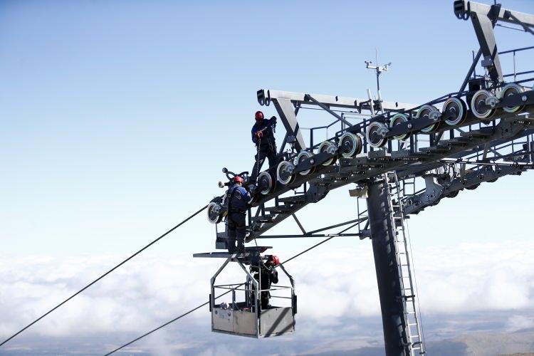 <p>Ekipler, Güvenli Kayak Merkezi sertifikasına da sahip Erciyes Kayak Merkezi'ne gelecek yerli ve yabancı turistler için yeni sezon çalışmalarını sürdürüyor.</p>
