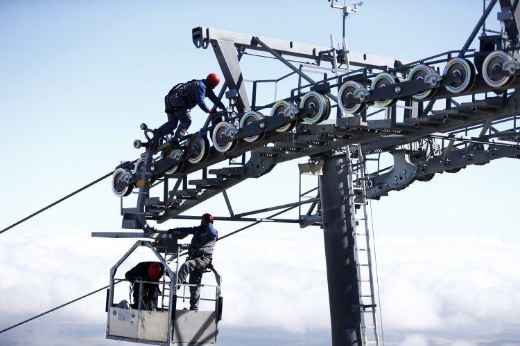 <p>Erciyes Dağı'nın 3 bin 400 metre yüksekliğindeki tesislere bakım sepetiyle çıkan işçiler, yerden yaklaşık 30 metre yükseklikteki teleferik direklerinde soğuk hava, şiddetli rüzgara aldırmadan çalışıyor.</p>
