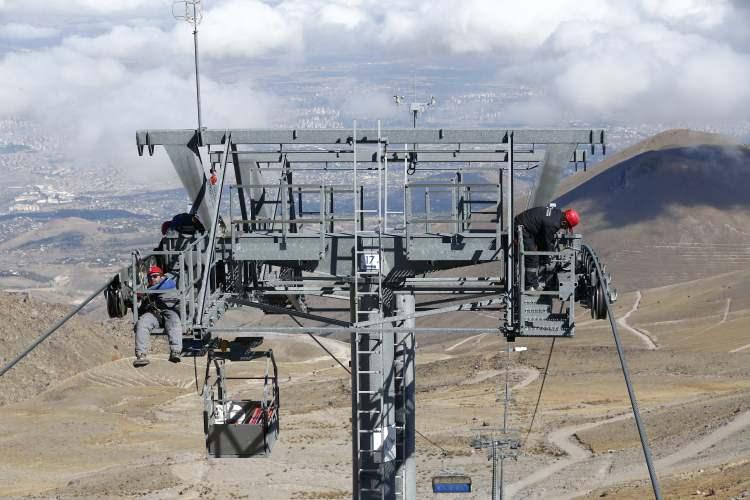 <p>Teleferik bakımında çalışan işçi Eyüpcan Arıkan ise binlerce metre uzunluğa sahip teleferiklerde onarım işlerinin zorluğundan bahsetti.</p>
