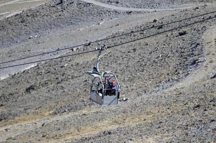 <p>Teleferiklere güvenlik tedbirlerini almadan çıkmadıklarının altını çizen Arıkan, "Özellikle kış aylarında onarım işleri çok zor oluyor. </p>
