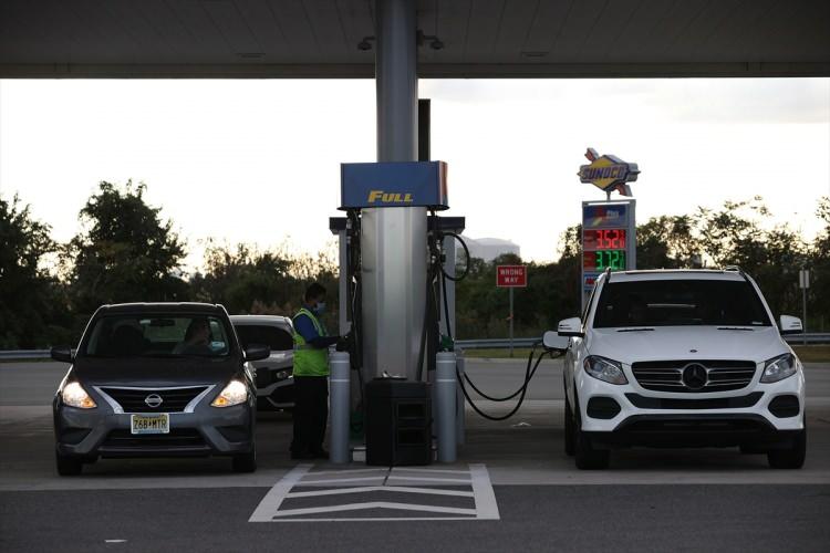 <p>New York'ta sürücüler geçen yılın bu zamanına göre galon başına yaklaşık 1 dolar daha fazla ödüyor.</p>
