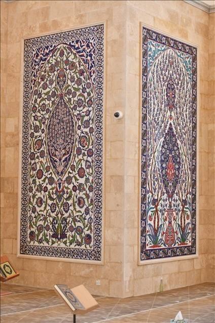 <p>Caminin kapısının tik ağacından yapılmış olup, yüzeyinde 96 sedef ile süslendiğini ve kapıda kullanılan 400 parçanın birbirine çivisiz veya yapıştırıcısız bir şekilde monte edildiğini söyleyen Amr, </p>
