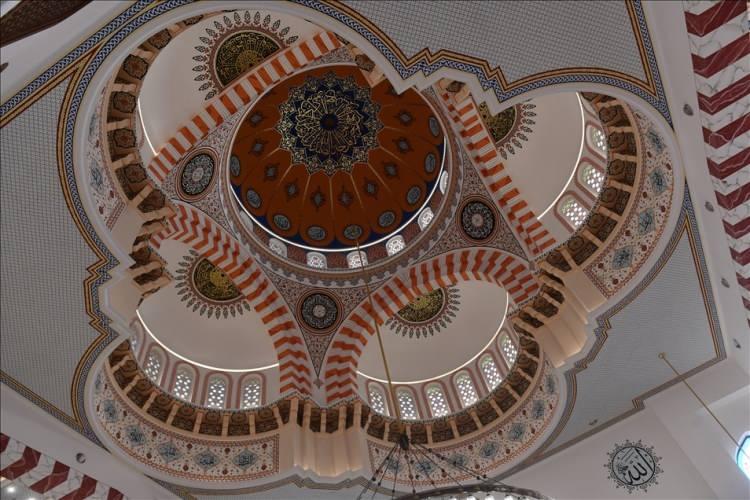 <p>Türkiye'deki camiye benzemesi için içerisini nasıl yapmamız gerektiğini düşündüm ve Ömer Faruk Çalışkan adında bir Türk mühendis ile tanıştım. Kendisini camiyi ziyaret etmesi için davet ettim. Taş, oyma, cam gibi detaylar üzerinde anlaştık. Türk ve Kuveyt ekipleri de uygulamada başarı sağladı." dedi.</p>