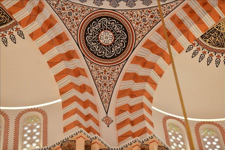 <p>İstanbul başta olmak üzere Türkiye'deki birçok camiyi tasarlayan Mimar Sinan'a (1588) büyük hayranlığını dile getiren Amr, "Bağışçıyı Osmanlı üslubunda bir cami yapmaya ikna ettim ve onu tasarlamaya başladım." diye konuştu.</p>
