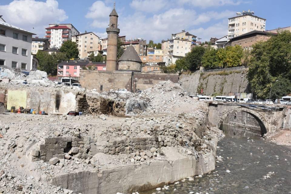 <p>Bunun en büyük engeli dere üstünün işgal edilmiş olmasıdır. Şimdi bunu ortaya çıkarmak için başlatılmış bir proje vardır. Bitlis Deresi’nin üstünün açılması projesi yerinde ve son derece güzel yürüyen bir projedir. </p>
