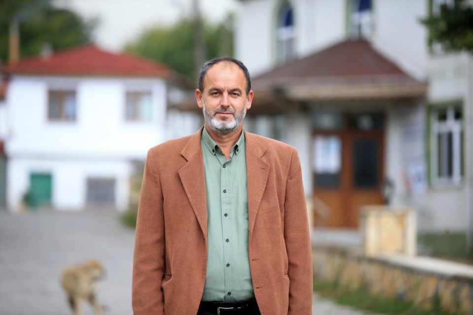 <p>"20 yıl öncesinde köyler göç vermeye başladı. Bu çok ciddi bir konu. Biz bu konuda belki biraz geç kaldık ama Armağan'da yapmış olduğumuz çalışmalarla bu göçün önüne geçmeyi başardık. Köyümüz ile şehir merkezi arasında bir fark kalmadı. Köyümüzde her şey var. Bir genç istediği alanda internet, spor kompleksi, kütüphane ne ararsa köyde var. Son zamanlarda köye göç ve sahiplenme başladı."<br />
Dal, 2022 yılında KÖYSEL Dönüşüm Projesi'nin kapanışını yapacaklarını belirterek, "Bu çalışmalarda beni en çok heyecanlandıran millet kıraathanesi konseptine uygun 10 bin kitaptan oluşan kütüphanemiz oldu. Geriye dönüp baktığımda ben dahi bu projelerin nasıl gerçekleştiğine inanamıyorum." dedi.</p>
