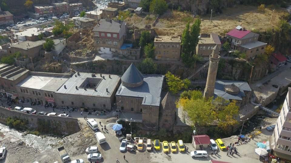 <p>Yıkım çalışmalarında sona gelindiği bugünlerde rusubatların temizliğinin ardından çarşı merkezinde geçen Bitlis Çayı ve etrafında peyzaj düzenlenmesi de yapılacak. Projenin kısa sürede tamamlanması için çalışmaların aralıksız sürdüğü Bitlis’te ortaya çıkan tarihi köprüler de vatandaşlar tarafından merakla izleniyor.</p>

