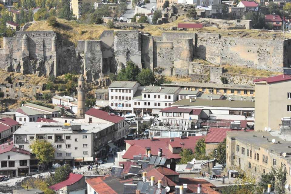 <p>Bitlis’te Çevre ve Şehircilik Bakanlığı tarafından yürütülen ‘Dere Üstü Islah Projesi’ kapsamında yapılan yıkımın ardından onlarca tarihi yapı gün yüzüne çıktı.</p>

