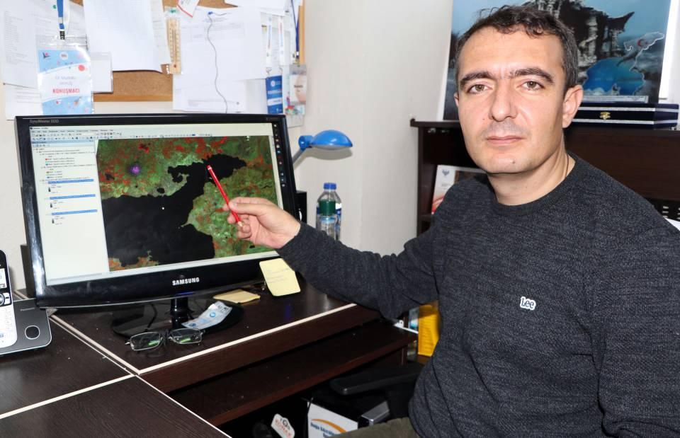 <p><strong>'GÖLÜN ŞEKLİ KISMEN DEĞİŞİYOR'</strong></p>
<p>Van Gölü'ndeki çekilmenin uydu görüntülerine de yansıdığını belirten Dr. Akkuş, "Van Gölü'nün 2019 ile 2021 tarihleri arasındaki görüntülerde büyük farklılıklar mevcut. Adeta gölün şekli kısmen değişiyor gibi. 2019 yılında su altında olan yerlerin, bugün hepsinin karaya çıktığına şahitlik ediyoruz. Van Gölü'nde kuraklığın etkisiyle beraber derinliğin az olduğu büyük alanları uydudan çok rahatlıkla görebiliyoruz. Özellikle Erciş Körfezi en hassas bölgelerden birini oluşturuyor. Çünkü bu bölgede derinlik çok az ve en ufak bir çekilmede bir anda kilometrelerce alanın karaya çıktığını görüyoruz" dedi.</p>