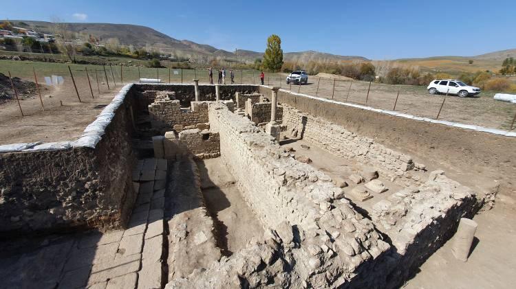 <p>Roma İmparatorluğu'nun doğu sınırında günümüze kadar ulaşabilmiş dünyadaki tek lejyon kalesi olan Satala Antik Kenti'nde 2017 yılından beri devam eden arkeolojik kazılarda bugüne kadar elde edilen verilerin yanında bu yılki kazı çalışmalarında toprağın 50 santimetre altından başlayan tarihi bulgular 5 metre derinliğe kadar ulaştı. </p>
