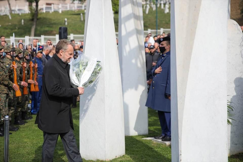 <p>"Genç Müslümanlar" isimli, kolej ve üniversite öğrencilerinden oluşan teşkilatın kurucuları arasında yer alan Aliya, halkı için verdiği mücadele sırasında 1946 ve 1983'te iki kez tutuklandı.<br />
 </p>
