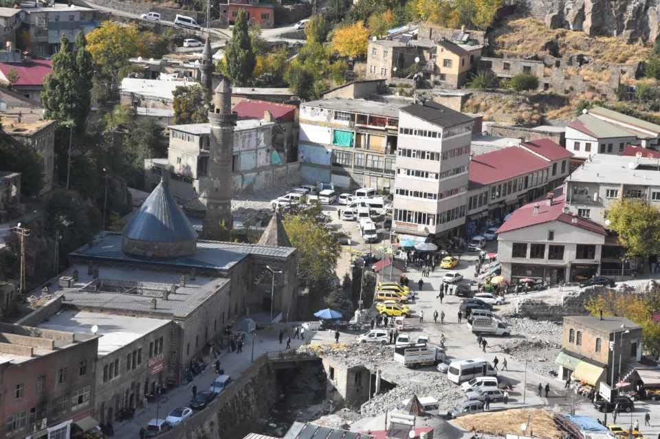 <p><strong>“Bitlis çok eski medeniyet şehri”</strong><br />
<br />
Projenin tamamlandığında Bitlis’i eskiden olduğu gibi bugün de cazibe merkezi haline getireceğini belirten Bitlis Eren Üniversitesi Fen Edebiyat Fakültesi Dekanı Prof. Dr. Mehmet Demirtaş, Bitlis’in tarihi geçmişi ve dokusu ile bölgenin cazibe merkezi olduğunu söyledi. </p>