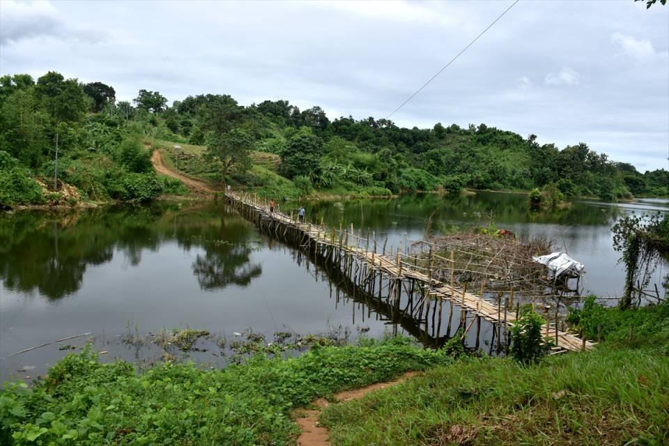 <p>Bangladeş'in Çitagong kentindeki Rangamati semti yakınlarında yaya geçişleri, tehlikeli bir bambu köprü üzerinden gerçekleştiriliyor. </p>

<p> </p>
