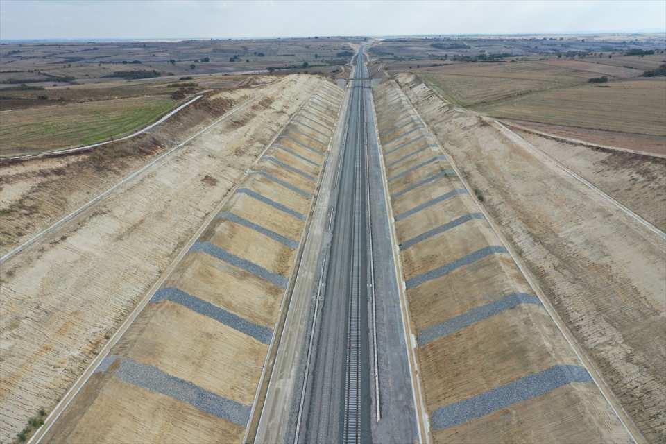 <p>İba, yaptığı yazılı açıklamada, toplam uzunluğu 229 kilometre olan Çerkezköy-Kapıkule arasındaki 153 kilometrelik kısmın yaklaşık yüzde 50’sinin tamamlandığını belirtti.</p>

<p> </p>
