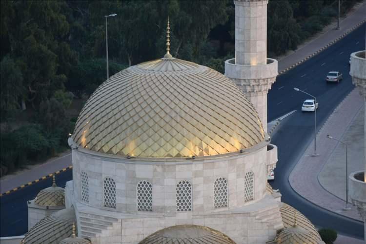 <p>Mihrabın çevresindeki mermerin bir çiçek bahçesini andırdığını ve mihrabın çevresine Allah'ın isimlerinin nakşedildiğini kaydeden Amr, camide kullanılan 3 bin 600 metrekare büyüklüğünde halının Türkiye'den getirildiğini ifade etti.</p>