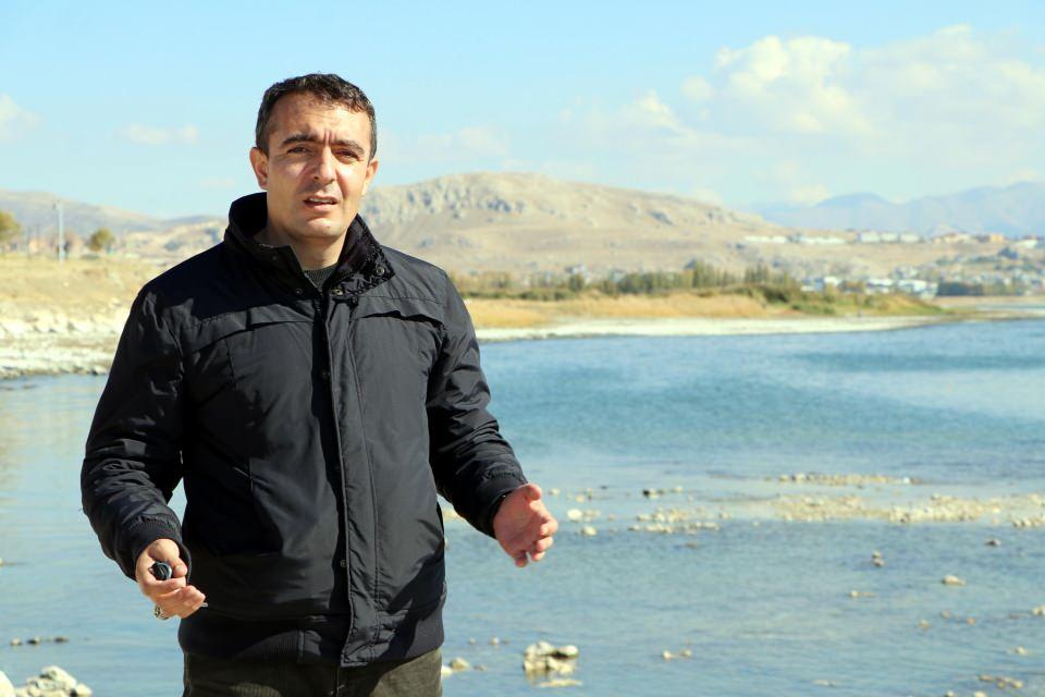 <div><strong>'HAVZA GEÇMİŞ YILLARA GÖRE YAĞIŞ ALMADI'</strong></div>
<div> </div>
<div>Van Yüzüncü Yıl Üniversitesi Su Ürünleri Fakültesi Dr. Öğretim Üyesi Mustafa Akkuş, küresel ısınma ile artık dünyanın ve Türkiye’nin dört bir yanından yağışların azaldığını, göllerin çekildiği ile ilgili haberler aldıklarını söyledi. Ekim ayında, yağışların başlaması gerektiğini fakat geçmiş yıllara oranla havzanın yağış almadığını belirtti. </div>