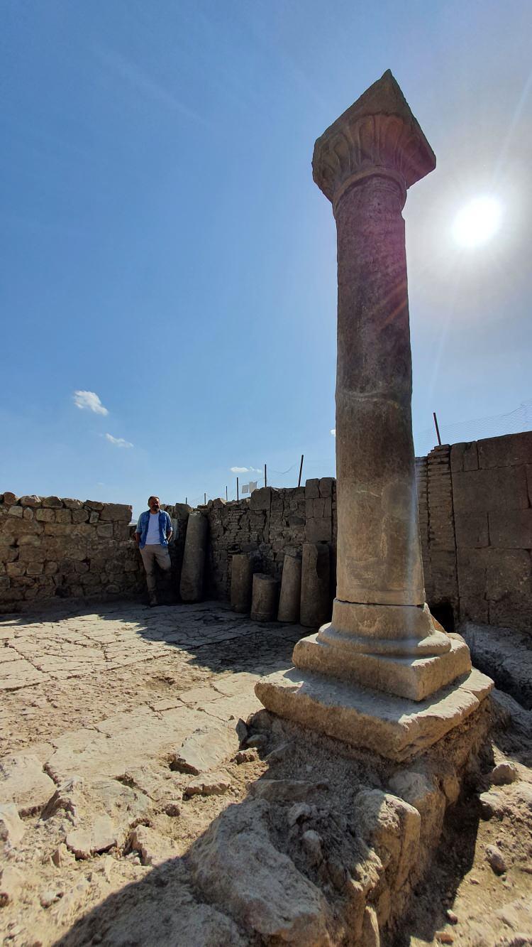 <p><strong>“Urartular Sökmen köyü civarındaki alanda bir demir madeni işletmişler”</strong><br />
<br />
Roma İmparatorluğu'nun Apollinaris Lejyonu da denilen 15. Lejyonu'nun yaklaşık 600 yıl hüküm sürdüğü alanda bu yıl yapılan kazı çalışmaları sırasında özellikle Urartu Krallığı dönemine tarihlendirilen birçok bulgu elde edildiğini kaydeden Kazı Başkanı Doç. Dr. Şahin Yıldırım, “Satala’nın yaklaşık 2 kilometre uzağında yer alan Sökmen köyü civarında Gümüşhane Müze Müdürlüğü ile yaptığımız kurtarma kazısı çalışmalarında hem bir Urartu bronz savaşçı kemeri bulduk hem de Urartu madenciliğine veri sağlayacak objeler ele geçti. </p>
