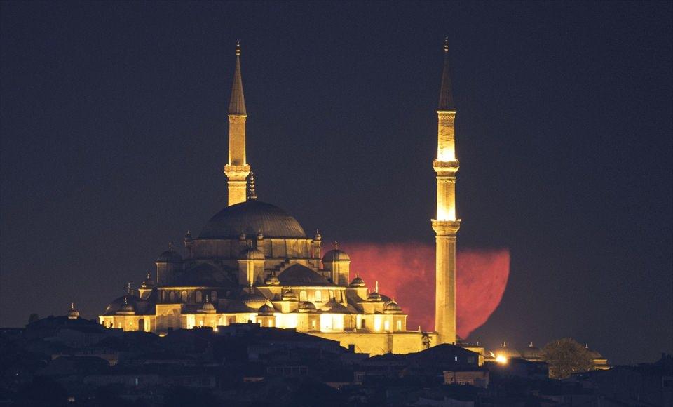 <p>İstanbul'da dolunay, Fatih Camisi ile güzel görüntü oluşturdu.</p>

<p> </p>
