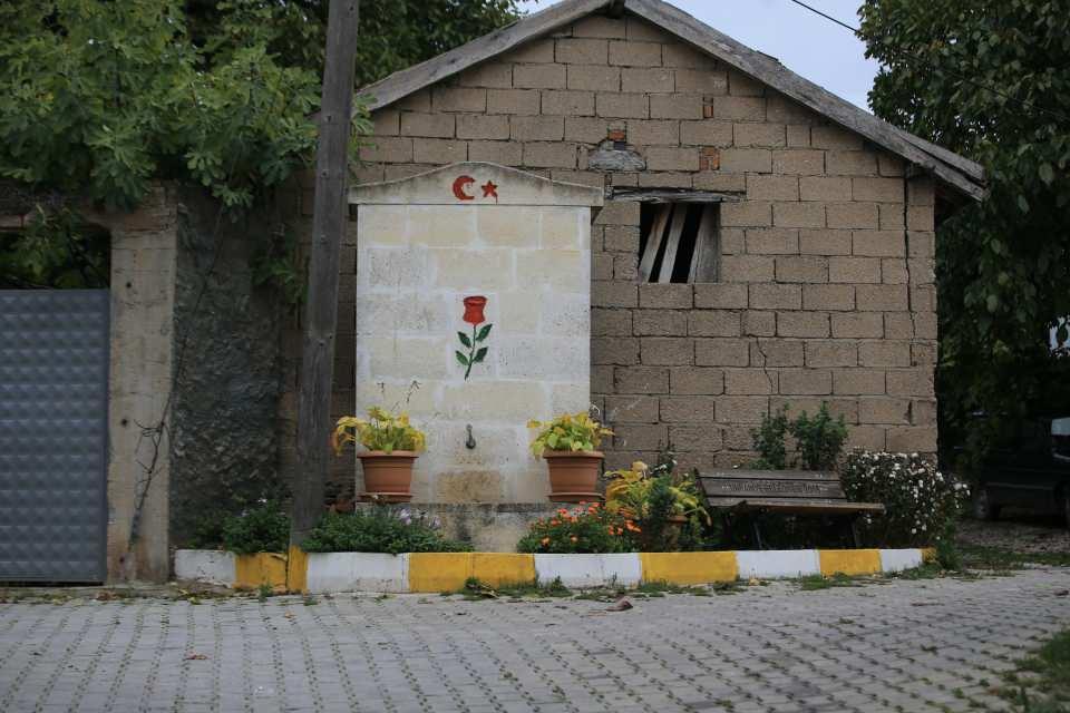 <p>Kadınlar proje kapsamında oluşturdukları çilek bahçelerinde bir yandan aile ekonomilerine katkı sağlarken diğer yandan köye turist çekiyor.</p>

