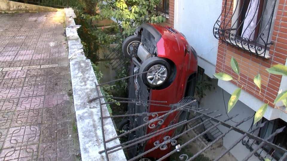 <p>Beşiktaş'ta iddiaya göre sürücüsünün, fren yerine gaza basmasıyla kontrolden çıkan otomobil, istinat duvarındaki demir korkulukları parçalayarak, binanın bahçesine düştü. Kazada sürücü kadın yaralandı. </p>
